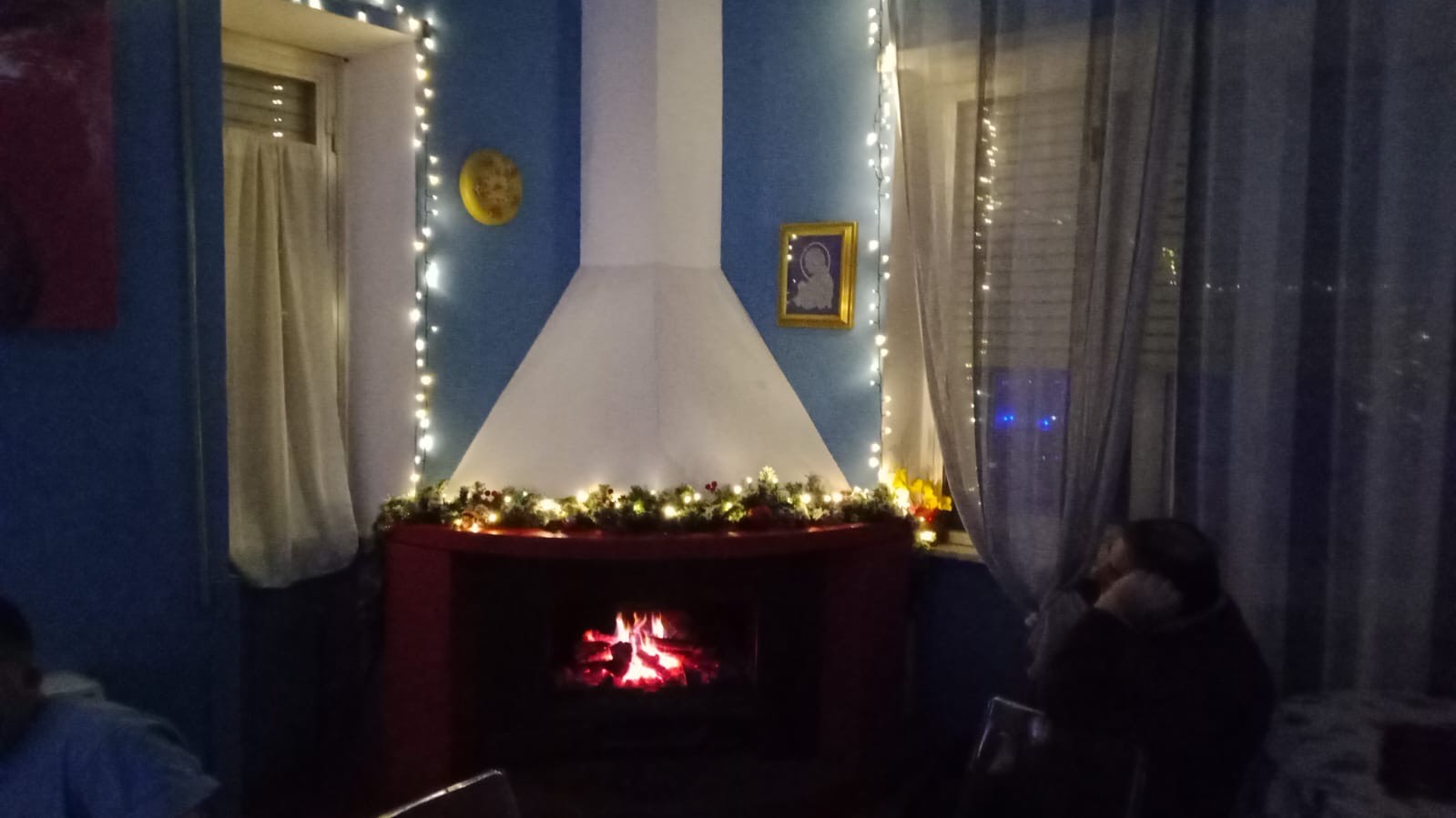 Le luci di Natale brillano come piccole magie sospese nell'aria, capaci di rallegrare il cuore e alleggerire, anche solo per un momento, il peso di chi soffre